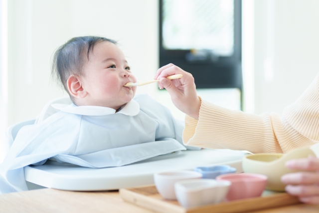 離乳食を食べている赤ちゃん