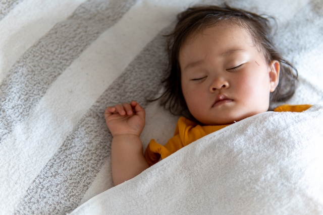 寝ている子供
