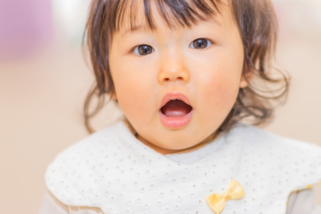 口を開けている子供