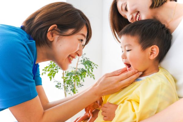 診察中の子供