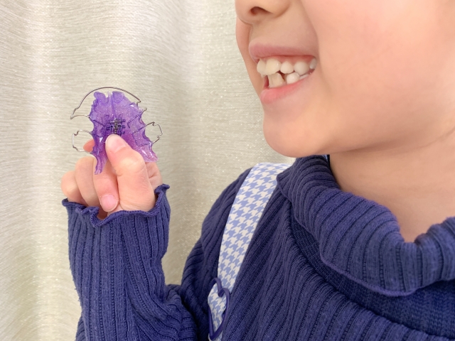 矯正装置を持っている子供