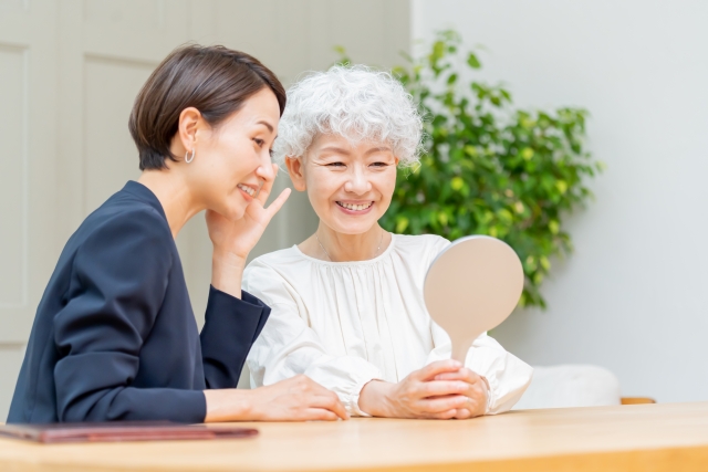 笑顔のシニア女性